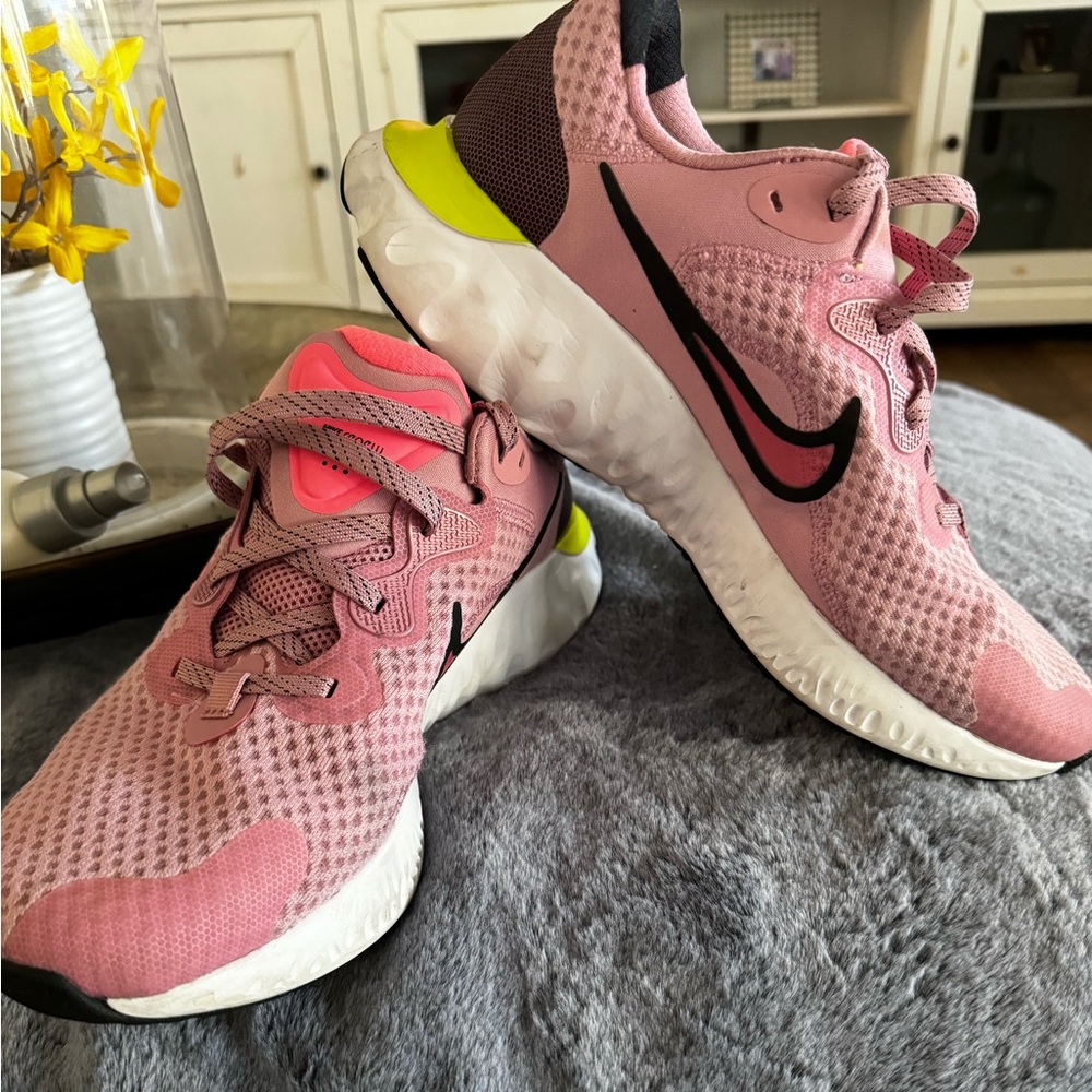 Nike Renew Run 2 Women's Pink Neutral Running Sneaker Shoes size 10. EUC ,no box